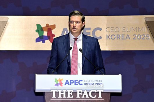 로버트 포터 쿠팡 글로벌 대외협력 최고책임자(CGAO)가 29일 경북 경주예술의전당에서 열린 2025 아시아태평양경제협력체(APEC) 정상회의 최고경영자(CEO) 서밋에서 기조연설을 하고 있다. /APEC 2025 KOREA