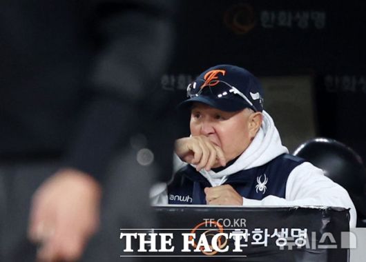 김경문 한화 감독의 김서현 '기 살리기'가 26년 만에 우승을 노리는 팀을 점점 구렁텅이로 빠트리고 있다. 김 감독이 30일 더그아웃에서 깊은 상념에 잠겨 있다. /대전=뉴시스