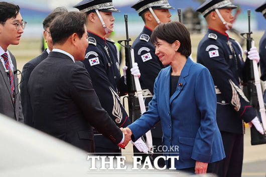 환영 인사와 악수하는 다카이치 총리의 모습. /APEC 2025 KOREA & 연합뉴스