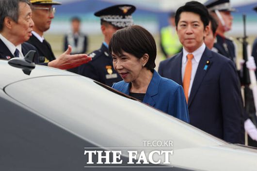 차량으로 이동하는 다카이치 총리. /APEC 2025 KOREA & 연합뉴스