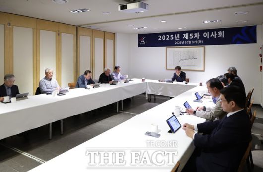 한국프로축구연맹(총재 권오갑)은 30일 2025년도 제5차 이사회를 개최하고 K리그의 대회 경쟁력 강화를 위한 외국인 선수 제도 개정을 포함해 승강플레이오프 대회 요강 확정, U22 의무 출전제도 개정 등 안건을 의결했다. 사진은 이사회 장면./K리그