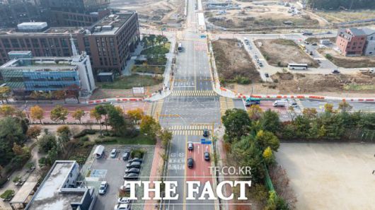 의왕초평지구 송부로(아래쪽 도로) 연결도로 전경. /의왕시