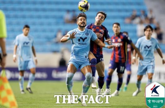 '탈꼴찌' 경쟁을 펼치는 수원FC-대구FC가 2일 맞대결을 통해 승점 3점 획득을 노리고 있다./K리그