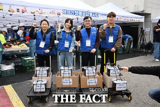 배우 박하선(왼쪽에서 두 번째)과 임기근 기획재정부 제2차관(왼쪽에서 세 번째)이 31일 오전 서울 강서구 강서노인종합복지관에서 열린 취약계층을 위한 김장김치 나눔 봉사활동에 참석해 기념촬영을 하고 있다. /박헌우 기자