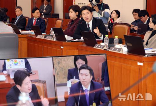 사격 올림픽 금메달리스 출신인 진종오 국민의힘 의원은 유승민 대한체육회에게 가족의 외유 등 유 회장의 개인비리에 대해 집중 질의해 눈길을 끌었다. 27일 문화체육관광위원회의 대한체육회 국정감사에서 질의하는 진종오 의원과 답하는 유승민 회장(화면). /뉴시스