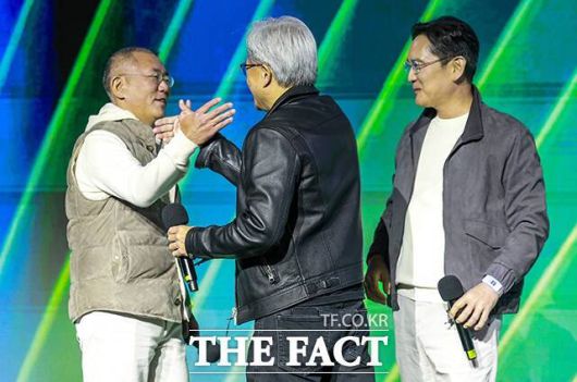 정의선 회장과 젠슨 황 CEO, 이재용 회장이 엔비디아 지포스 게이머 페스티벌에서 손을 맞잡고 있다. /서예원 기자