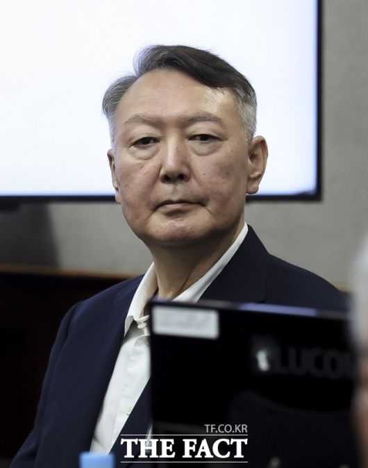 윤 전 대통령은 지난 7월 재구속 후 불출석 해오다가 넉 달 만에 법정에 모습을 드러낸 후 곽종근 전 사령관 증인 심문 공판에 연속 출석했다./사진공동취재단