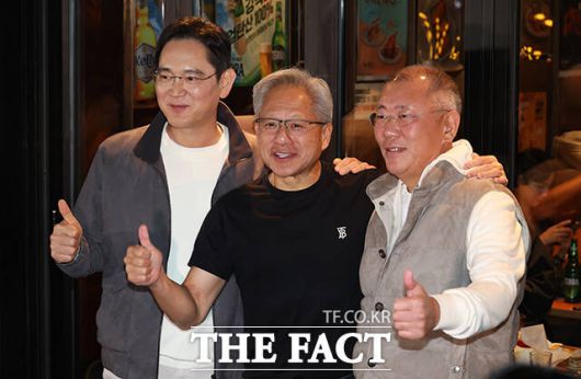 젠슨 황 엔비디아 최고경영자가 지난 10월 30일 서울 강남구 깐부치킨 삼성점에서 이재용 삼성전자 회장, 정의선 현대차그룹 회장과 함께 '치맥' 회동 후 기념촬영을 하고 있다. /서예원 기자