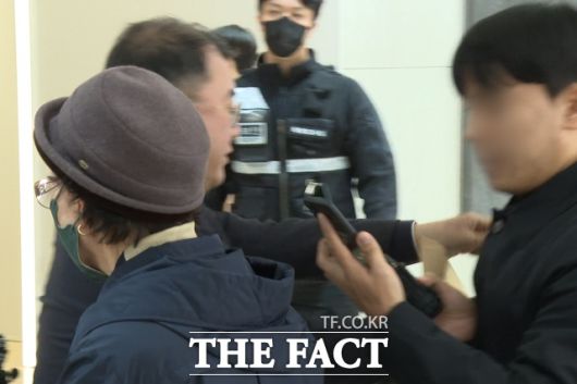 윤석열 전 대통령의 부인 김건희 여사의 모친 최은순 씨와 오빠 김진우 씨가 4일 오전 서울 종로구 KT광화문빌딩 웨스트에 마련된 김건희 여사의 의혹을 수사하는 민중기 특별검사 사무실에 피의자 신분으로 출석하고 있다. /서울 종로구=김기범 기자