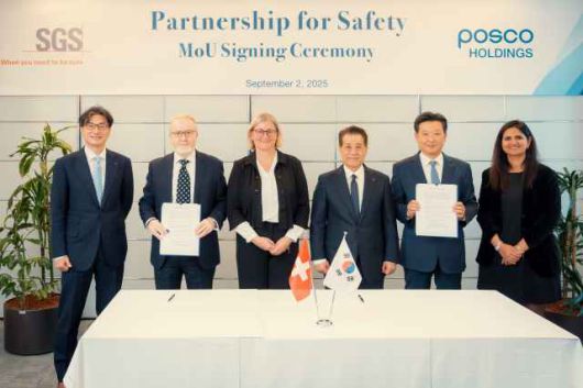 포스코그룹이 지난 9월 스위스 제네바에서 SGS와 포스코그룹 안전 관리 체계 혁신을 위한 MOU를 맺었다. (왼쪽 두 번째부터) SGS 말콤 리드 유럽 총괄, 마르타 블라치코바 CFO, 포스코그룹 장인화 회장. /포스코그룹