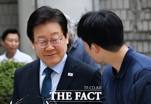 재판부는 이 대통령의 최측근인 정진상 전 실장, 김용 전 민주연구원 부원장과 민간업자들이 '의형제'를 맺는 등 유착했다고도 봤다. 사진은 지난해 서울중앙지법에 피고인으로 출석했던 이재명 대통령 모습. /배정한 기자