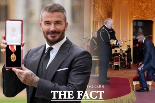 데이비드 베컴(오른쪽)이 4일(현지 시간) 영국 버크셔 윈저성에서 찰스 3세 국왕으로부터 기사 작위를 받고 있다. /뉴시스