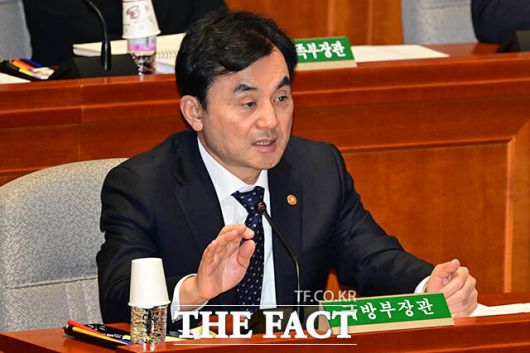 안규백 국방부 장관이 의원 질의에 답변하고 있다.