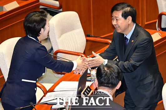 황정아 더불어민주당 의원과 악수하는 구윤철 부총리.