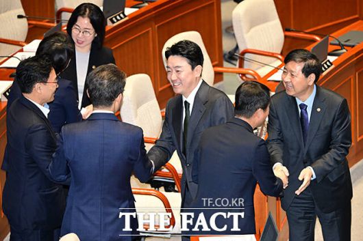 강훈식 실장과 구윤철 부총리가 한병도 위원장 등과 인사를 나누고 있다.