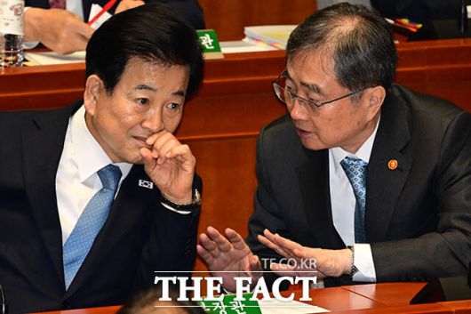 회의 참석해 대화 나누는 정동영 통일부 장관(왼쪽)과 조현 외교부 장관.