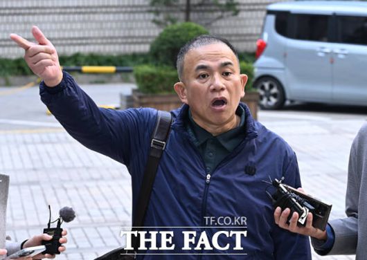 명태균 씨가 7일 서울중앙지방법원에서 열린 김건희 여사의 자본시장법 위반 등 혐의 속행 공판에 증인으로 출석하며 입장을 밝히고 있다. /이새롬 기자