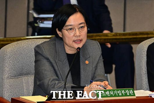 질의 답변하는 한성숙 중소벤처기업부 장관.