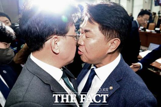 국회 운영위원회는 이날 대통령실을 상대로 국정감사를 진행했지만 김현지 대통령실 제1부속실장의 불출석 문제로 파행을 거듭했다. 송언석 국민의힘 원내대표와 이기헌 더불어민주당 의원이 이날 국감 정회 후 퇴장하는 과정에서 충돌하는 모습. /뉴시스