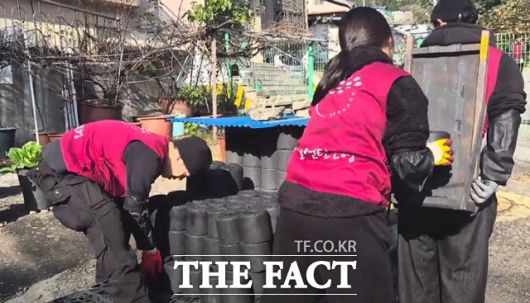 5일 '오승혁의 '현장'은 봉사자들의 열기로 추위가 녹았던 연탄 나눔 현장을 취재했다. /서울 노원구=오승혁 기자