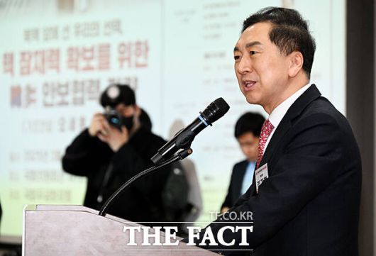 8일 김기현 국민의힘 의원은 2023년 3·8 전당대회에서 당대표로 당선된 후 자신의 아내가 당시 윤석열 대통령 부인 김건희 여사에게 고가의 가방을 건넸다는 의혹에 대해 "사회적 예의 차원"이라고 해명했다./더팩트 DB