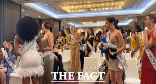주최 측의 폭언에 반발해 미스 유니버스 본선 대회 참가자들이 집단 퇴장하는 사태가 벌어졌다. 자리를 떠나는 참가자들의 모습. /미스 유니버스 태국 페이스북 갈무리