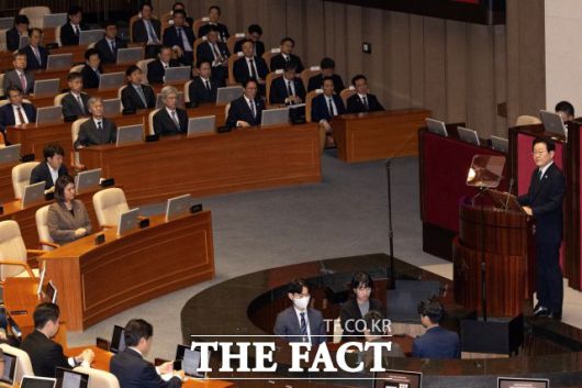 이재명 대통령이 4일 오전 서울 여의도 국회 본회의장에서 2026년도 예산안 관련 시정연설을 마친 뒤 여당 의원들과 인사를 하며 이동하고 있다. /배정한 기자