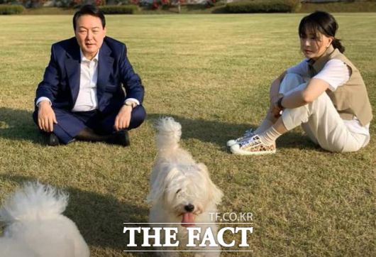 6일 민중기 특별검사팀의 윤석열 전 대통령 자택 압수수색에서 디올 제품이 스무개 넘게 나왔다. 사진은 김건희 씨가 디올의 스니커즈 143만 원·셔츠 175만 원 제품을 착용하고 반려견과 함께 한 모습. /더팩트 DB