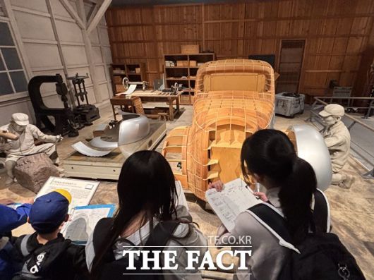 토요다 키이치로가 나무틀에 철판을 두드려 차체를 제작하던 과정을 재현한 전시. /황지향 기자