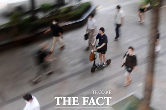 국민권익위원회에 따르면 지난 2022년 6월부터 올해 5월까지 3년간 수집된 개인형 이동장치 관련 민원은 무려 2만7423건에 달한다. /더팩트 DB