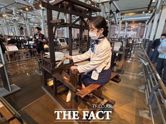 토요다 사키치가 발명한 수동 방직기를 직원이 시연하고 있다. /황지향 기자