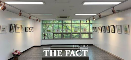 이동문 작가 '구순의 붓끝, 꽃, 새 깃들다' 전시회 모습. /안양시