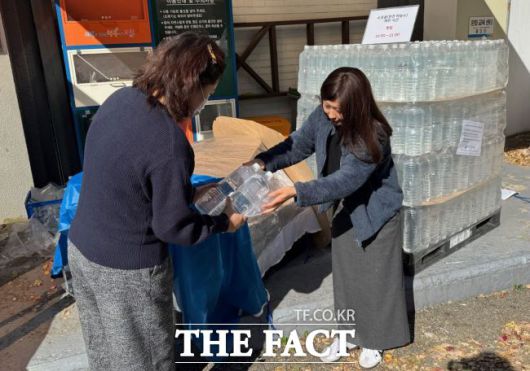 과천시가 주민들에게 병입수돗물을 나눠주고 있다. /과천시