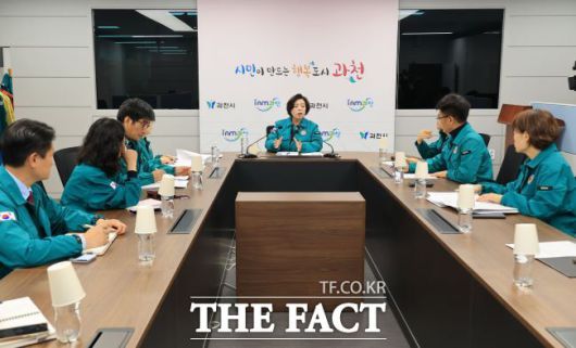 신계용 과천시장이 비상대책본부회의를 주재하고 있다. /과천시