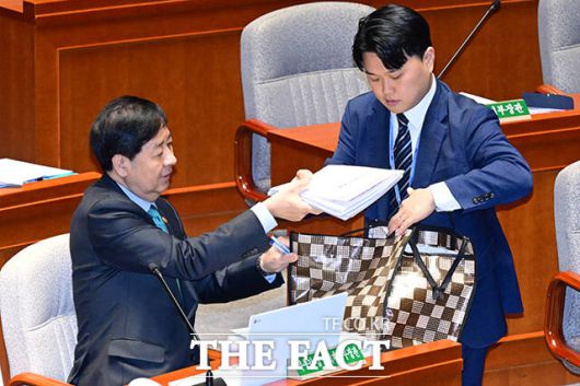 구윤철 경제부총리 겸 기획재정부 장관이 예결위 전체회의에 참석해 회의 자료를 정리하고 있다.