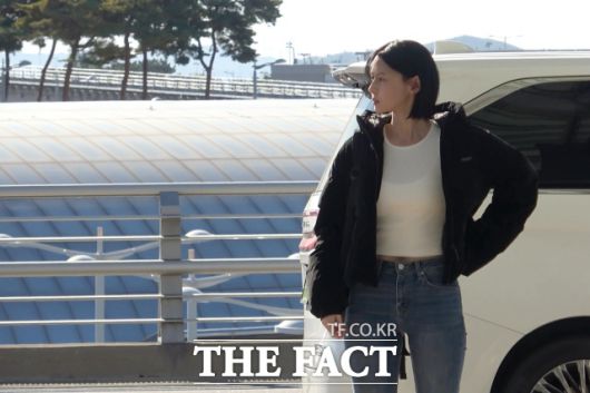 이날 권나라는 스키니 진, 롱부츠, 흰 티, 숏패딩으로 초겨울 '공항 패션'을 완성했다. /이상빈 기자