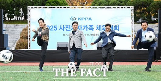 장동혁(왼쪽부터) 국민의힘 대표와 이호재 한국사진기자협회장, 우원식 국회의장, 정청래 더불어민주당 대표가 8일 서울 여의도 국회운동장에서 한국사진기자협회 주최로 열린 '2025 사진기자가족 체육대회'를 방문해 시축하고 있다. /사진공동취재단