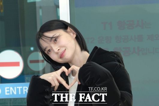 추운 날씨에도 다양한 포즈로 포토타임을 빛낸 권나라. /이상빈 기자