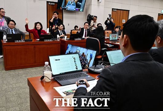 추미애 법사위원장과 민주당 의원들에게 항의하는 국민의힘 의원들.