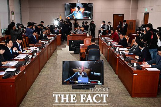 개회 선언하는 추미애 법사위원장.