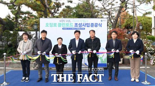 조용익 부천시장(가운데) 등 오정로 클린로드 준공식 참석자들이 커팅식을 하고 있다. /부천시