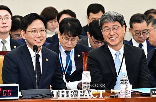 밝은 표정으로 대화하는 배경훈 과학기술부총리 겸 과학기술정보통신부 장관(왼쪽)과 반상권 방송미디어통신위원회 위원장 직무대리.