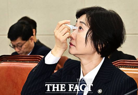 이스란 보건복지부 제1차관이 12일 오전 서울 여의도 국회에서 열린 보건복지위원회 전체회의에 출석해 눈에 안약을 넣고 있다. /국회=배정한 기자