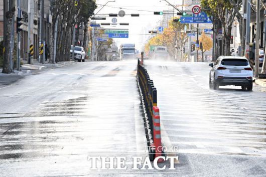 오정로 클린로드 구간 물 분사 모습. /부천시