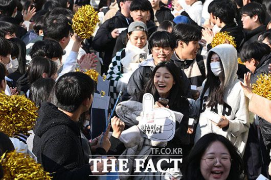 2026학년도 대학수학능력시험(수능)을 하루 앞둔 12일 오전 서울 은평구 은평고등학교에서 1,2학년 학생들이 수험표를 받은 뒤 학교를 나서는 수험생들을 응원하고 있다. /남용희 기자