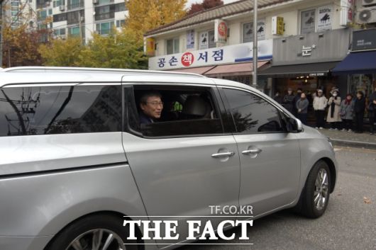 정근식 서울시교육감이 2026학년도 대학수학능력시험일인 13일 서울 광진구 광남고등학교 입구에서 수험생들을 응원하고 있다. /서울 광진구=김민지 기자