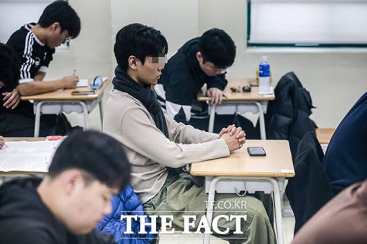 시험 시작 기다리며 두 손 모은 수험생. /사진공동취재단