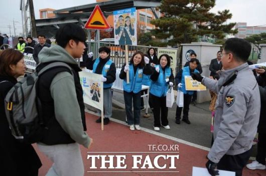 13일 오전 수험생들을 응원하는 현대제철 당진제철소 임직원 봉사단과 마중물 주부봉사단. /현대제철