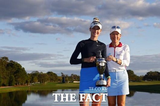 넬리 코다(왼쪽)가 부상으로 인한 휴식 후 6주만에 투어에 복귀한다. 사진은 지난해 더 아니카 드리븐 바이 게인브릿지에서 우승한 뒤 호스트인 아니카 소렌스탐으로 부터 트로피를 받고 포즈를 취한 모습./LPGA