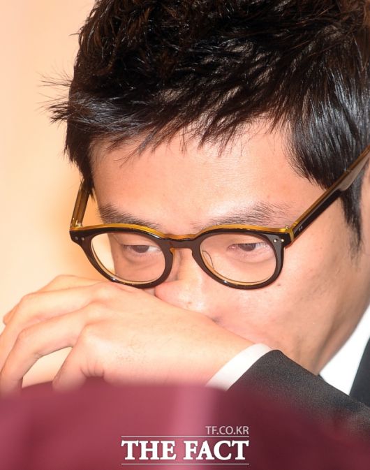 MC몽이 최근 SNS에 집 내부를 소개하며 히틀러 초상이 담긴 사진을 공개했다가 도마에 올랐다. 누리꾼들의 비판적인 지적에 MC몽은 자신의 계정에 장문의 편지글로 반박했다. /더팩트 DB